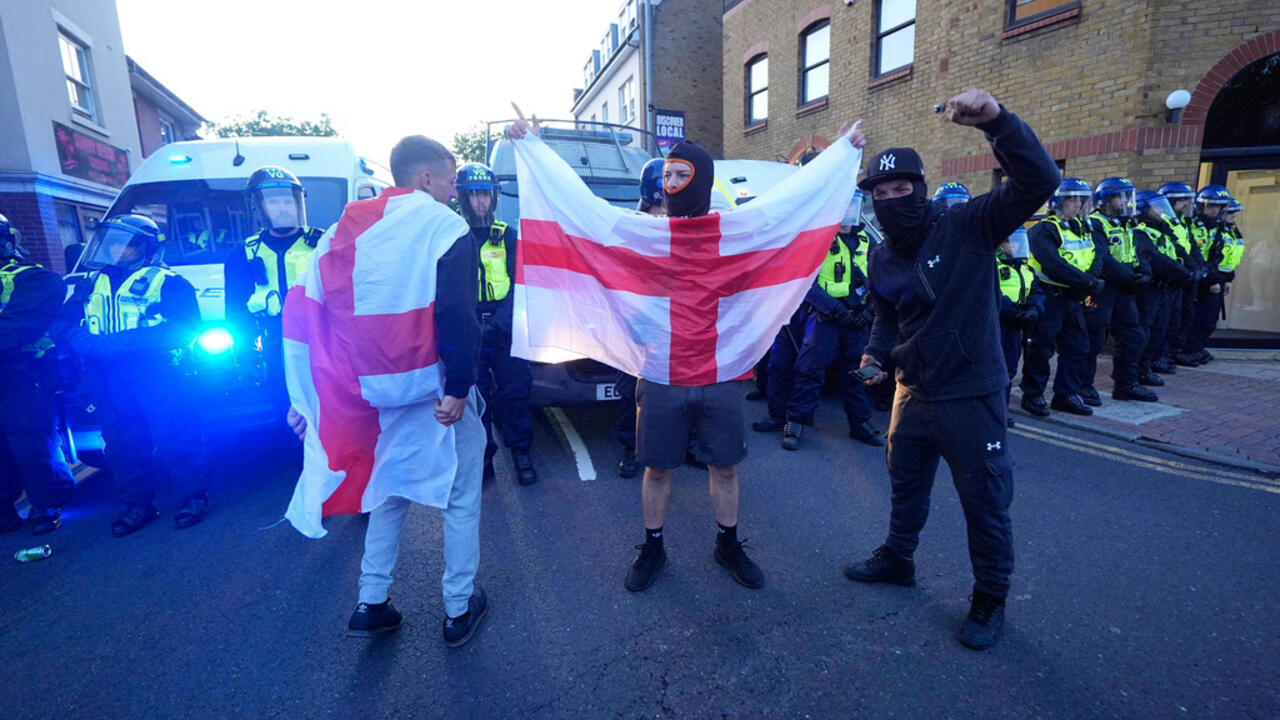 «Fureur populaire en Angleterre : les habitants réclament la sécurité et la fin des hôtels pour migrants»