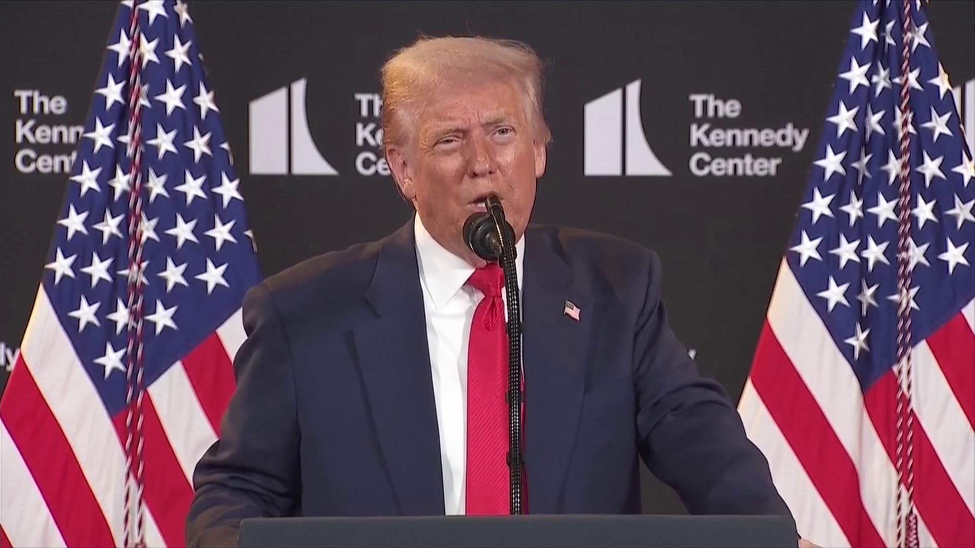 Trump et ses alliés déclarent la guerre à la presse dans une réunion explosive