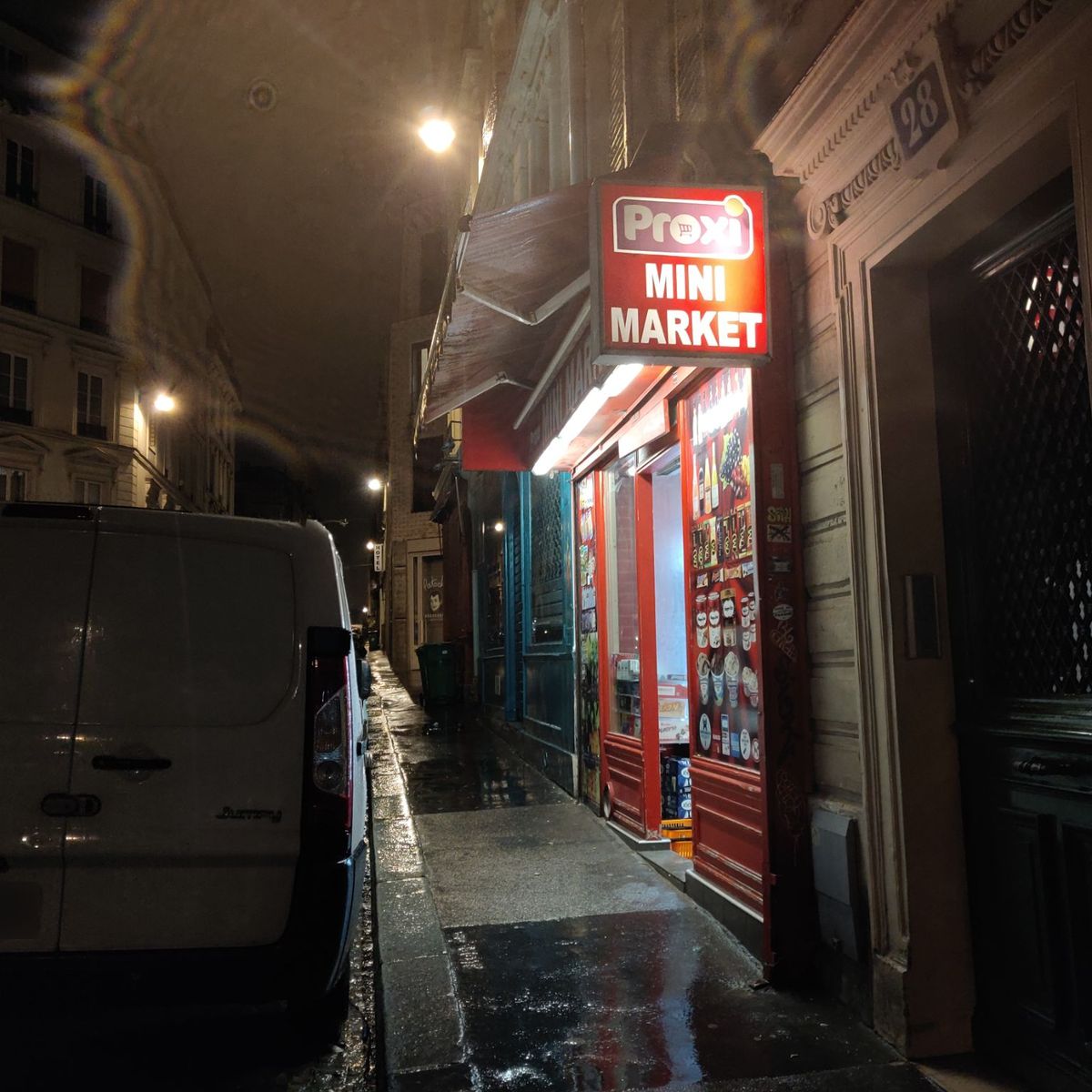 La guerre des épiceries de nuit : une crise économique et sociale en France