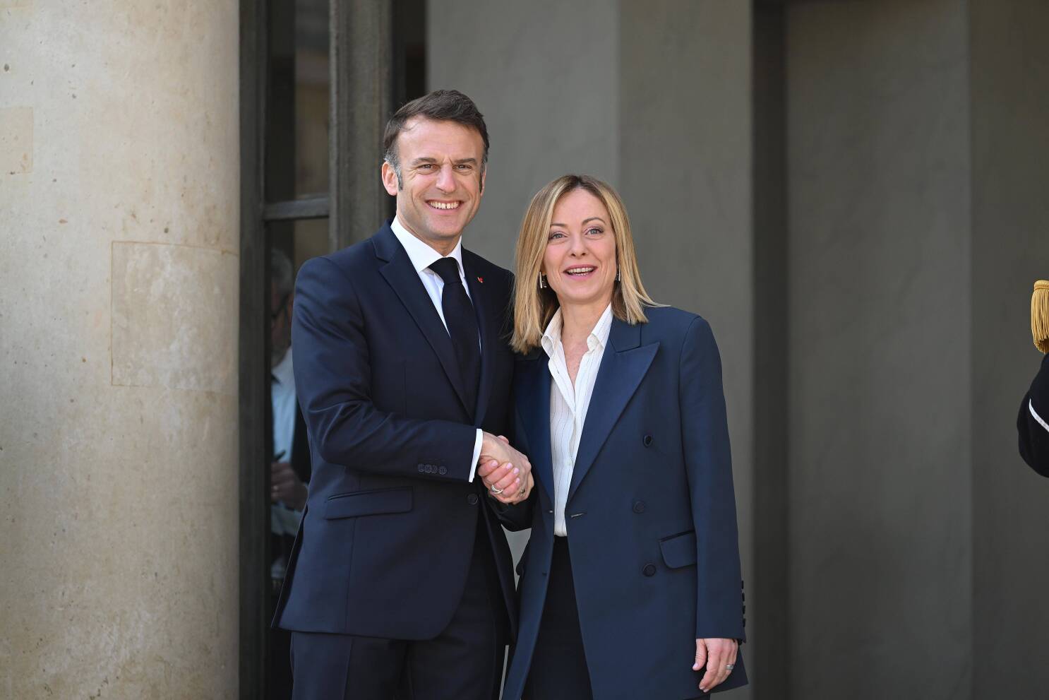 Meloni s&rsquo;oppose à l&rsquo;envoi de troupes italiennes en Ukraine malgré les propositions de Macron