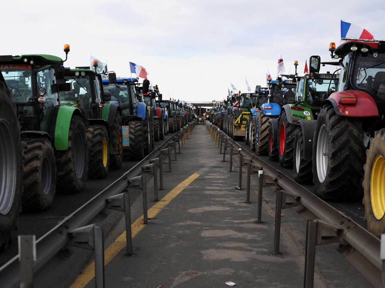 Les fermiers français menacent de marcher sur Paris : une crise agricole qui secoue le pays
